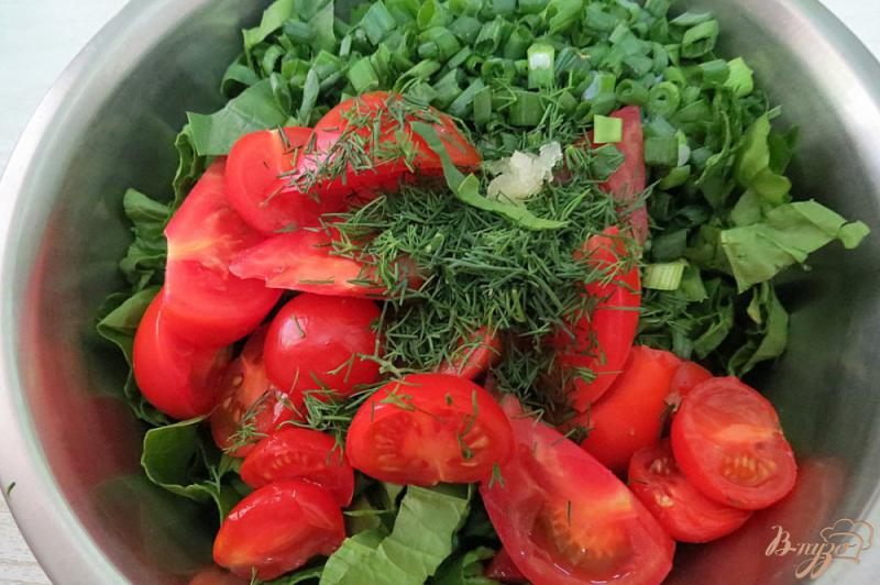 Фото приготовление рецепта: Салат с рукколой, шпинатом и помидорами шаг №6