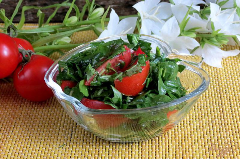 Фото приготовление рецепта: Салат с рукколой, шпинатом и помидорами шаг №7