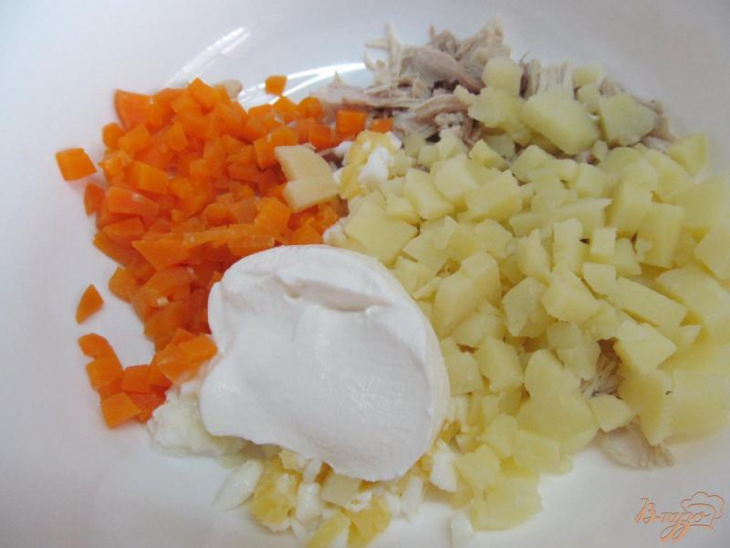 Фото приготовление рецепта: Салат с курицей яблоком и овощами шаг №3