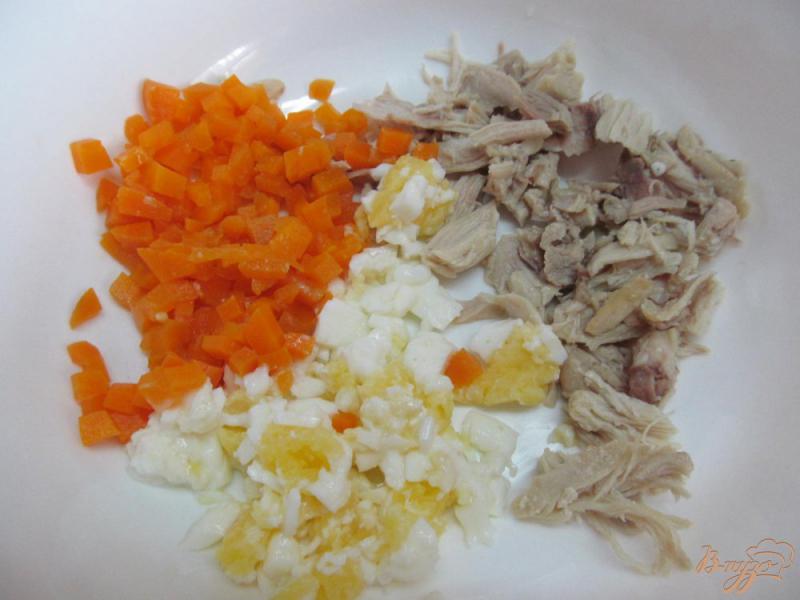 Фото приготовление рецепта: Салат с курицей яблоком и овощами шаг №2
