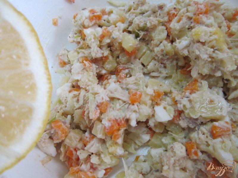 Фото приготовление рецепта: Салат с курицей яблоком и овощами шаг №7