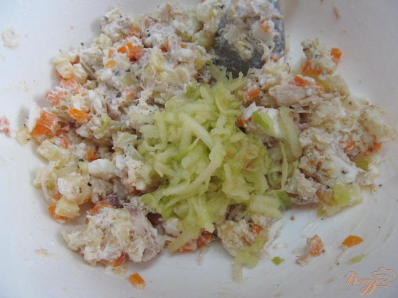 Фото приготовление рецепта: Салат с курицей яблоком и овощами шаг №6