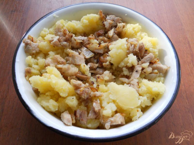 Фото приготовление рецепта: Жареные пирожки с картофелем и мясом шаг №4