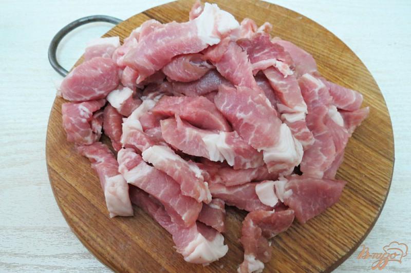Фото приготовление рецепта: Свинина нежная в сливочном соусе шаг №3