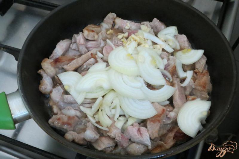 Фото приготовление рецепта: Свинина нежная в сливочном соусе шаг №4
