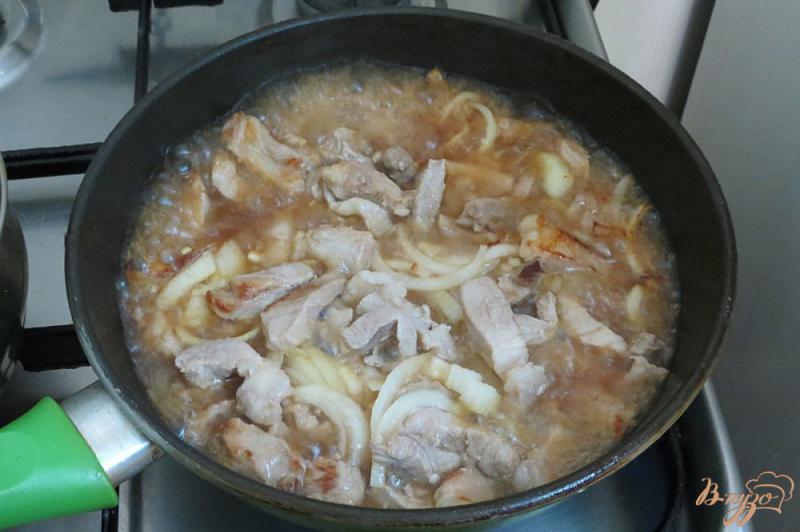 Фото приготовление рецепта: Свинина нежная в сливочном соусе шаг №5