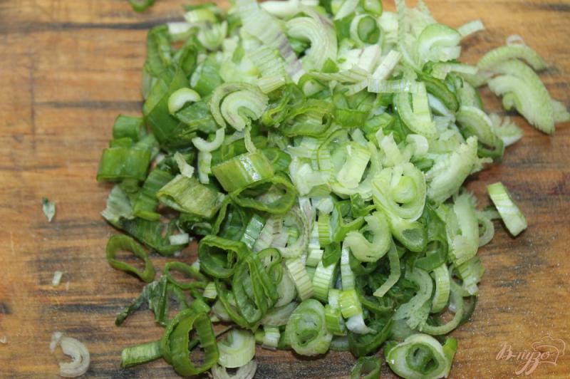 Фото приготовление рецепта: Летний соус с перцем и зеленым луком шаг №1