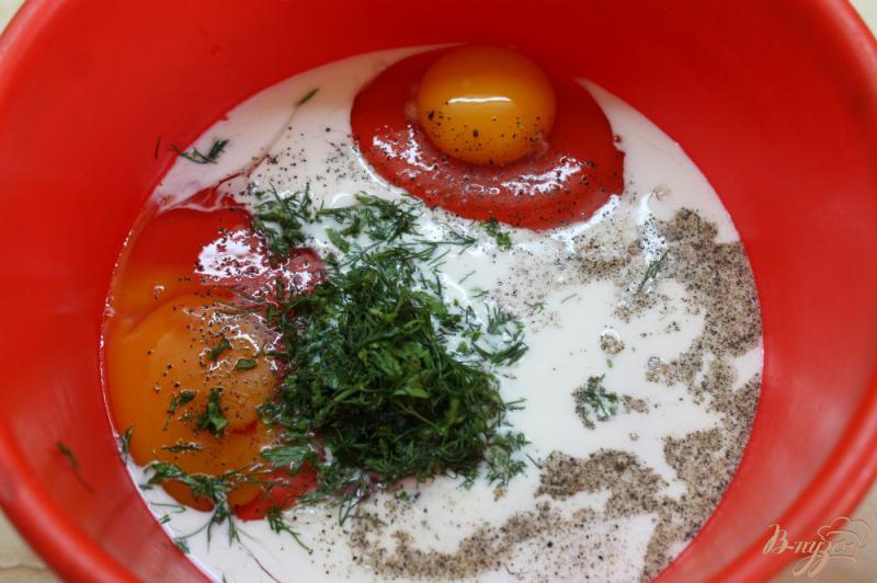 Фото приготовление рецепта: Омлет на молоке с ветчиной, сыром и помидорами шаг №2