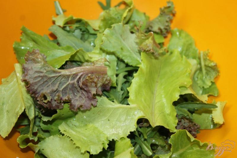 Фото приготовление рецепта: Салат с сырокопчеными колбасками и грибами шаг №1