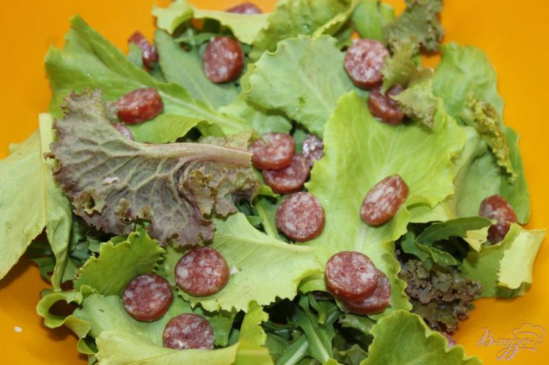Фото приготовление рецепта: Салат с сырокопчеными колбасками и грибами шаг №3