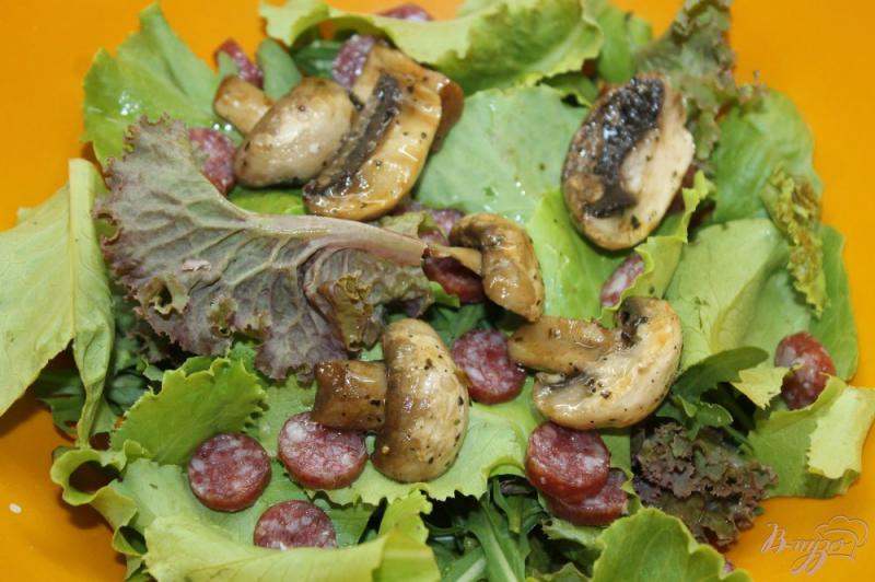 Фото приготовление рецепта: Салат с сырокопчеными колбасками и грибами шаг №4