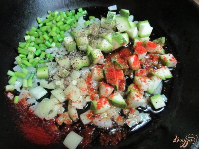 Фото приготовление рецепта: Паста с фрикадельками и овощами шаг №5