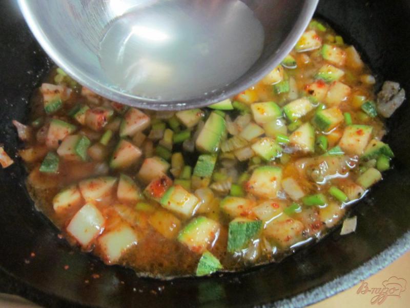 Фото приготовление рецепта: Паста с фрикадельками и овощами шаг №6