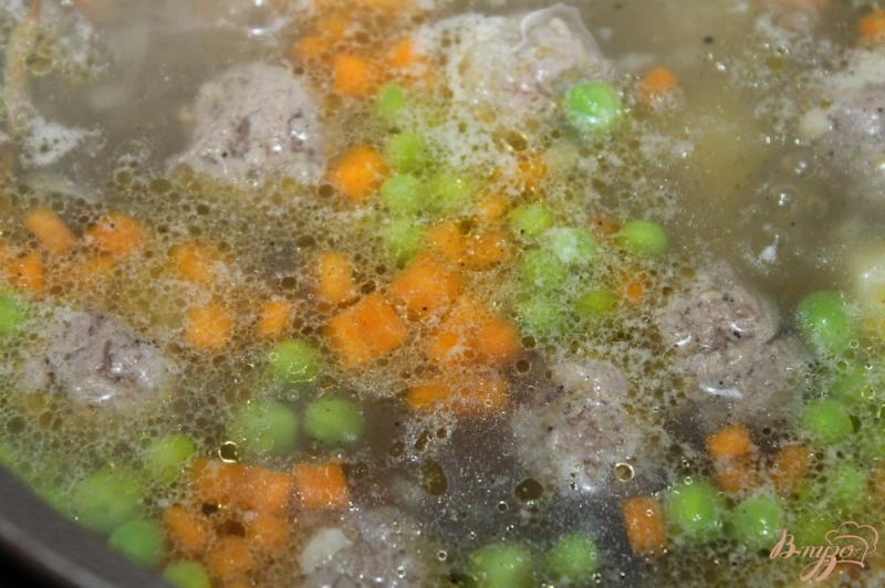 Фото приготовление рецепта: Суп с молодым горошком и фрикадельками шаг №5