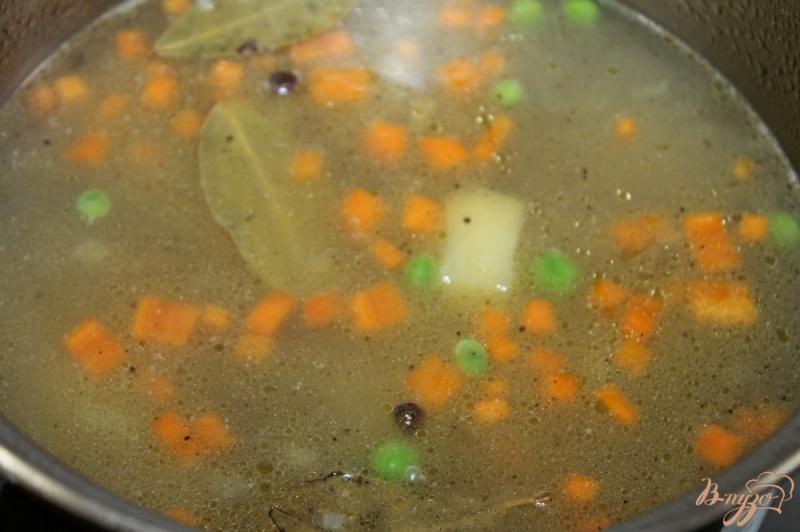 Фото приготовление рецепта: Суп с молодым горошком и фрикадельками шаг №4