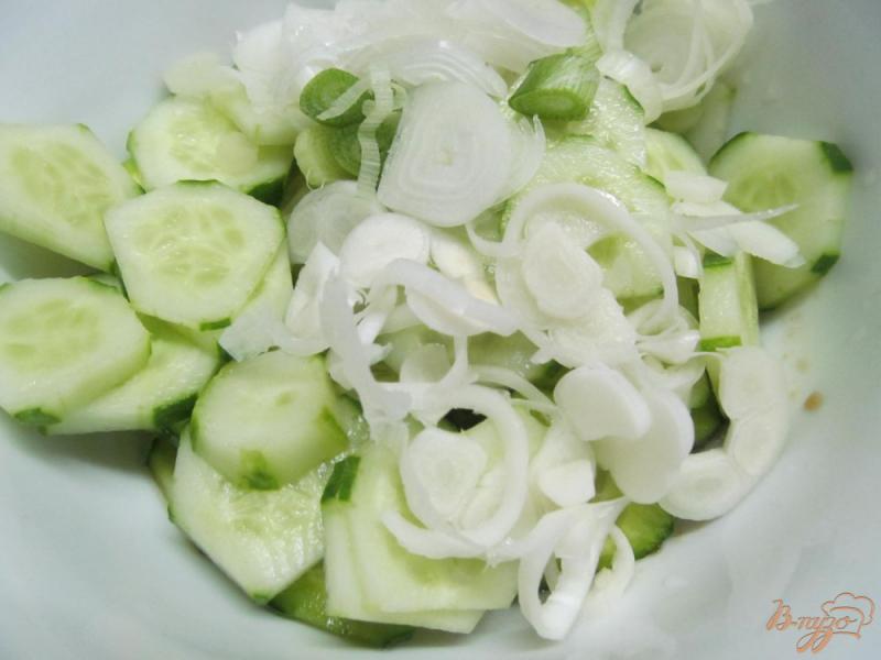 Фото приготовление рецепта: Огуречный салат с копченой паприкой и соусом терияки шаг №2