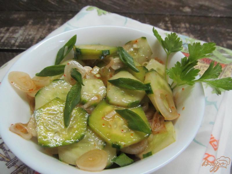 Фото приготовление рецепта: Огуречный салат с копченой паприкой и соусом терияки шаг №4