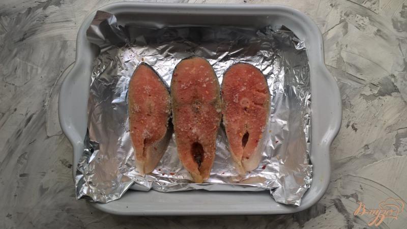 Фото приготовление рецепта: Форель запеченная с помидорами и розмарином шаг №2