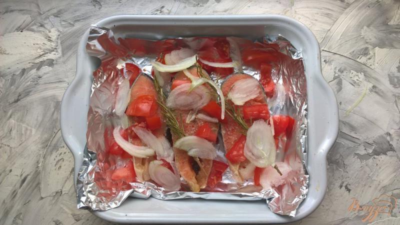 Фото приготовление рецепта: Форель запеченная с помидорами и розмарином шаг №4