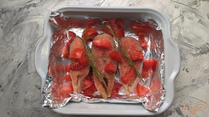 Фото приготовление рецепта: Форель запеченная с помидорами и розмарином шаг №3