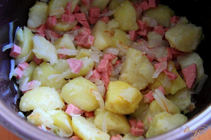 Фото приготовление рецепта: Фриттата с картофелем, колбасой и помидорами в мультиварке шаг №5