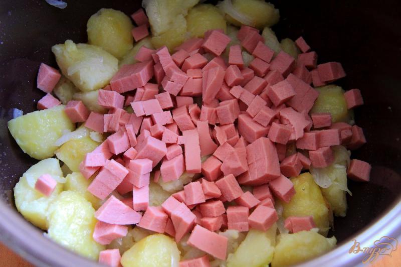 Фото приготовление рецепта: Фриттата с картофелем, колбасой и помидорами в мультиварке шаг №4