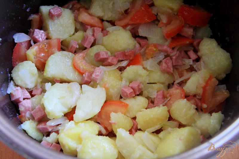 Фото приготовление рецепта: Фриттата с картофелем, колбасой и помидорами в мультиварке шаг №7