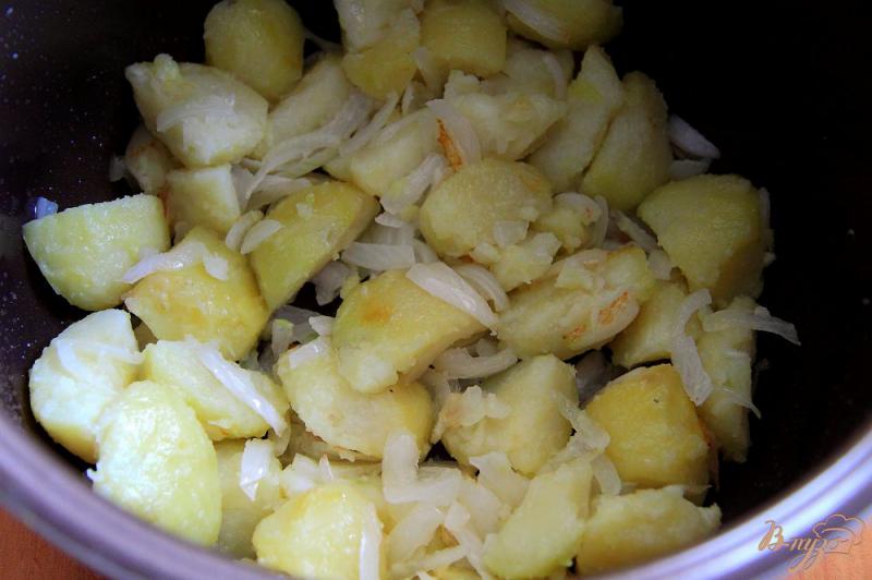 Фото приготовление рецепта: Фриттата с картофелем, колбасой и помидорами в мультиварке шаг №3