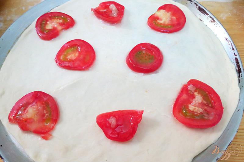 Фото приготовление рецепта: Тонкая пицца с салями, шампиньонами и помидорами шаг №3