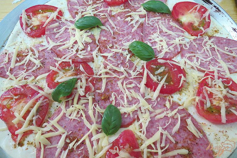 Фото приготовление рецепта: Тонкая пицца с салями, шампиньонами и помидорами шаг №5