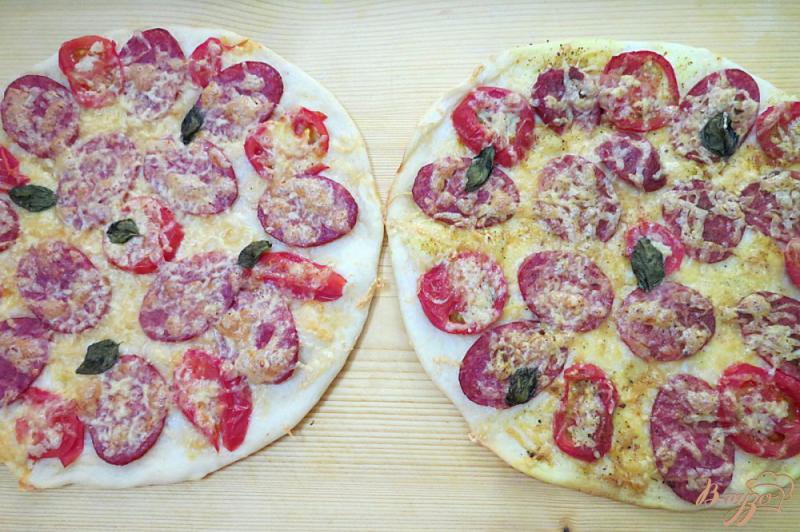 Фото приготовление рецепта: Тонкая пицца с салями, шампиньонами и помидорами шаг №6