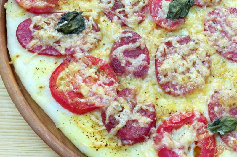 Фото приготовление рецепта: Тонкая пицца с салями, шампиньонами и помидорами шаг №7