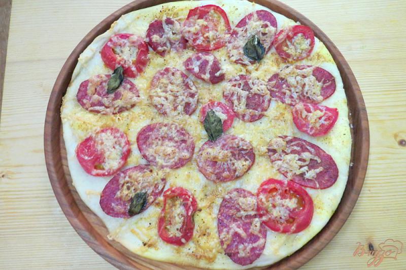 Фото приготовление рецепта: Тонкая пицца с салями, шампиньонами и помидорами шаг №8