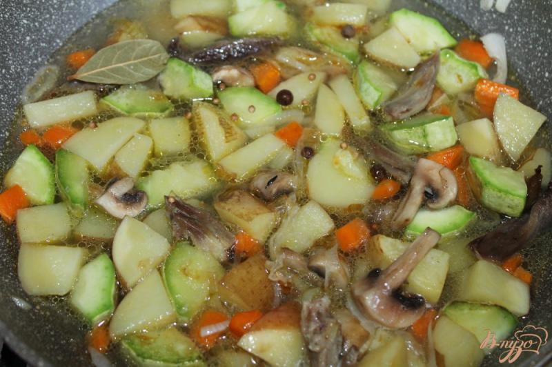 Фото приготовление рецепта: Рагу из молодых овощей с куриным мясом шаг №4