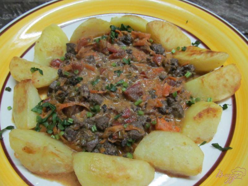 Фото приготовление рецепта: Картофель с соусом Болоньезе шаг №8