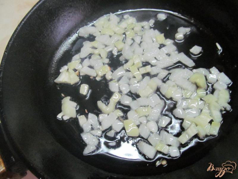 Фото приготовление рецепта: Гарнир из перловой крупы со свежим помидором шаг №1
