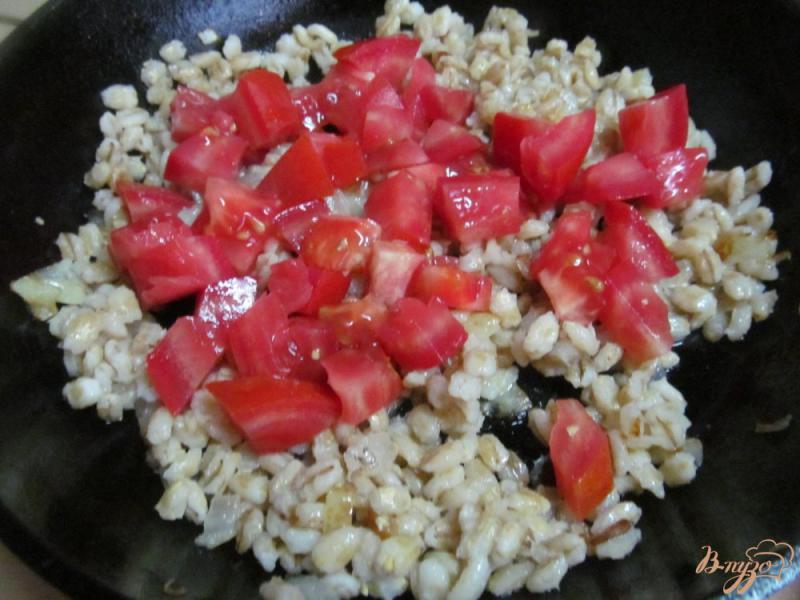 Фото приготовление рецепта: Гарнир из перловой крупы со свежим помидором шаг №3