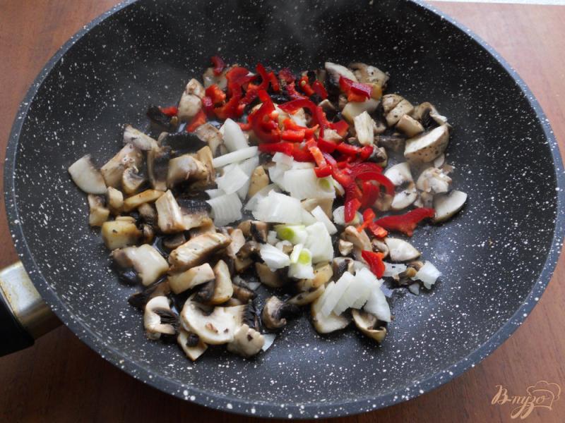Фото приготовление рецепта: Омлет с картофелем и грибами шаг №2