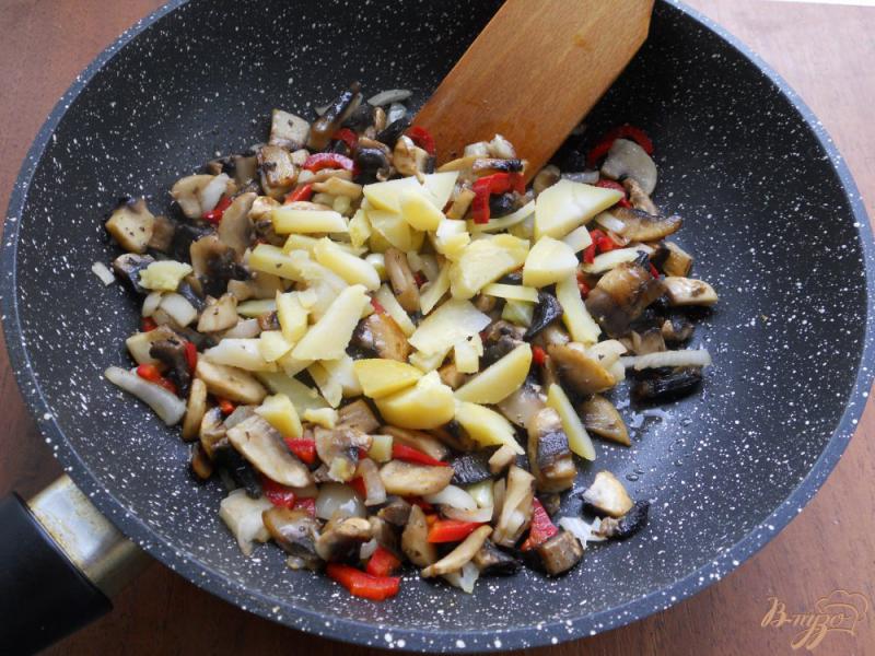 Фото приготовление рецепта: Омлет с картофелем и грибами шаг №3