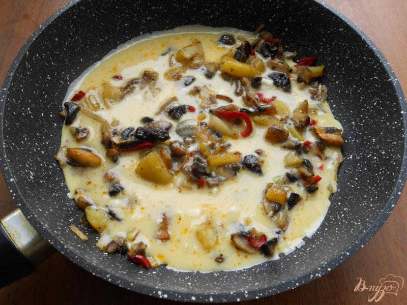 Фото приготовление рецепта: Омлет с картофелем и грибами шаг №5