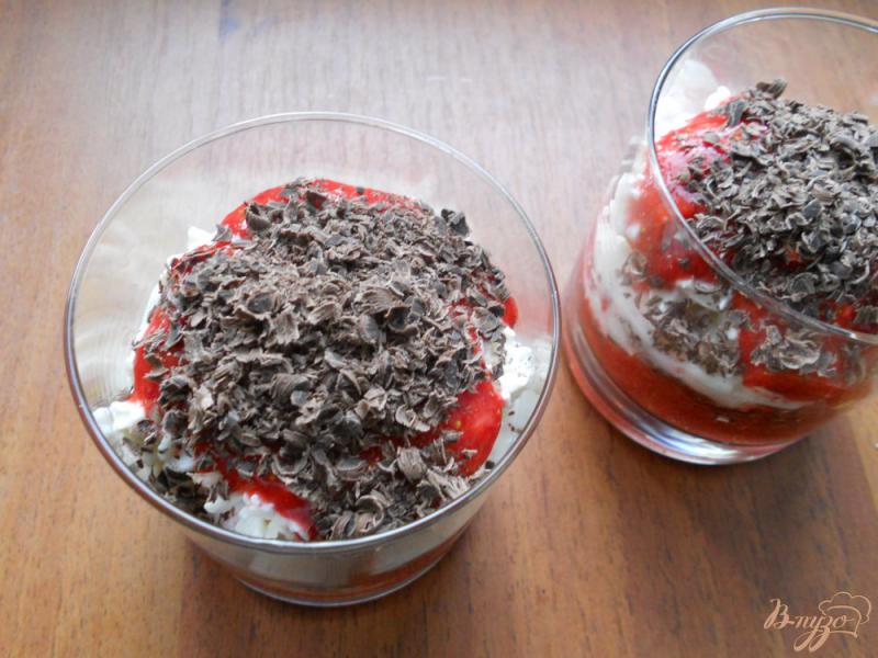 Фото приготовление рецепта: Десерт творожный с клубникой и шоколадом шаг №6