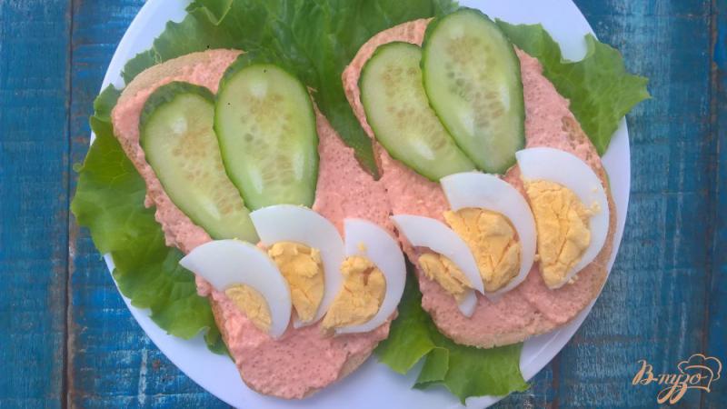 Фото приготовление рецепта: Бутерброды с икорной намазкой и яйцом шаг №3