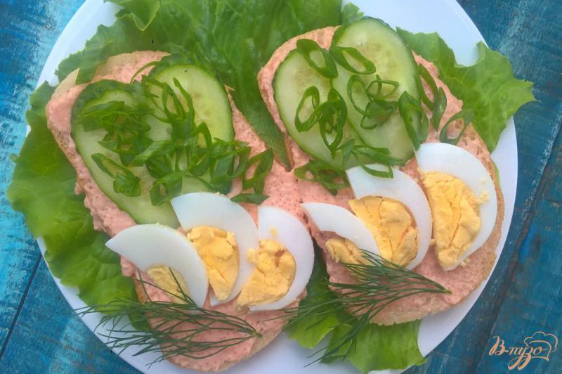 Фото приготовление рецепта: Бутерброды с икорной намазкой и яйцом шаг №4