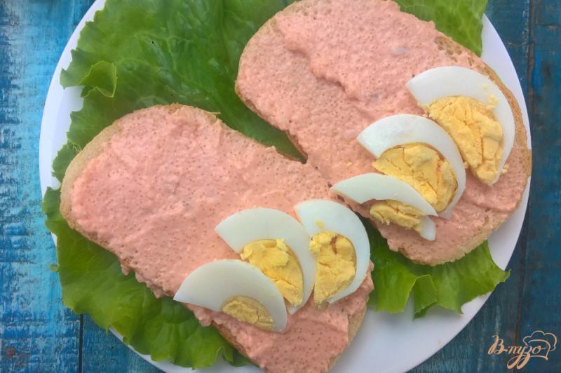 Фото приготовление рецепта: Бутерброды с икорной намазкой и яйцом шаг №2