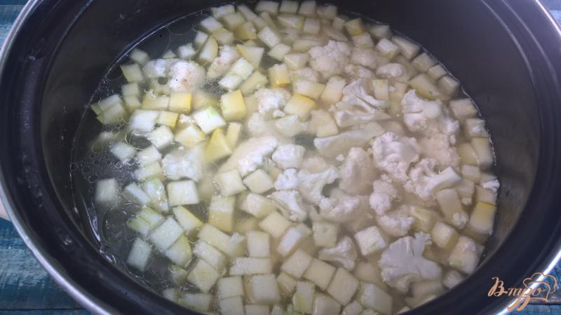 Фото приготовление рецепта: Летний овощной суп с копченой свининой шаг №4