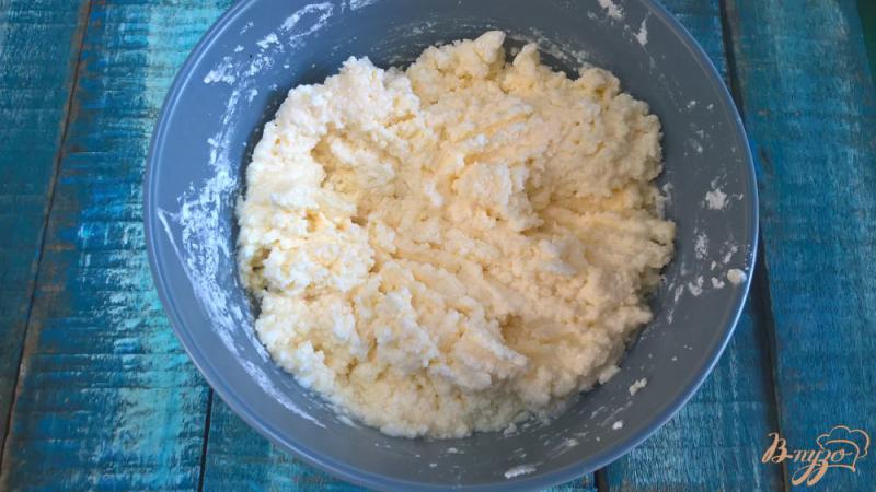 Фото приготовление рецепта: Сырники с клубничным соусом шаг №3