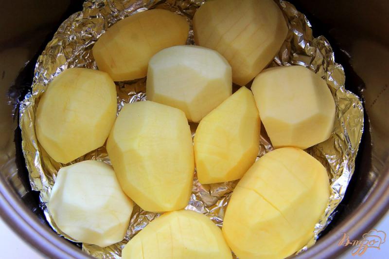 Фото приготовление рецепта: Картофель, запеченный в мультиварке шаг №3