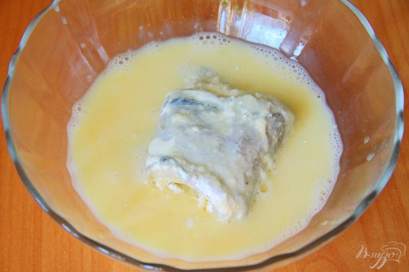 Фото приготовление рецепта: Рулеты с сыром из филе минтая шаг №7