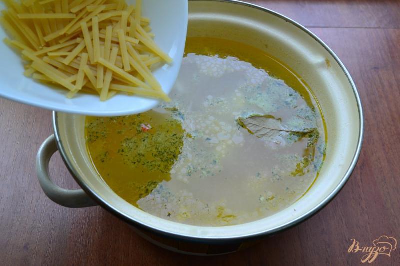 Фото приготовление рецепта: Легкий куриный суп с лапшой шаг №5
