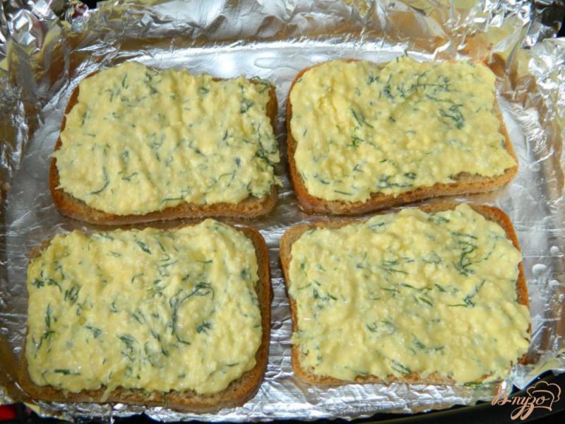 Фото приготовление рецепта: Горячие бутерброды с творогом шаг №3